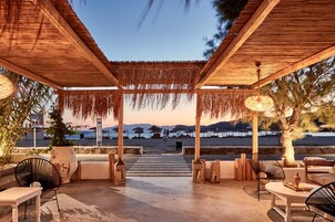 Se sirven desayunos y cocina mediterránea, con vista a la playa 