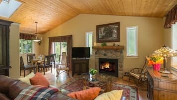 Room, Private Bathroom (Woodland Retreat) | Living area