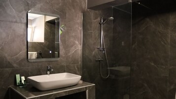 Ducha, artículos de tocador gratuitos, toallas