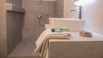 Superior Double Room, 1 Bedroom, Garden View | Bathroom | Shower, free toiletries, towels