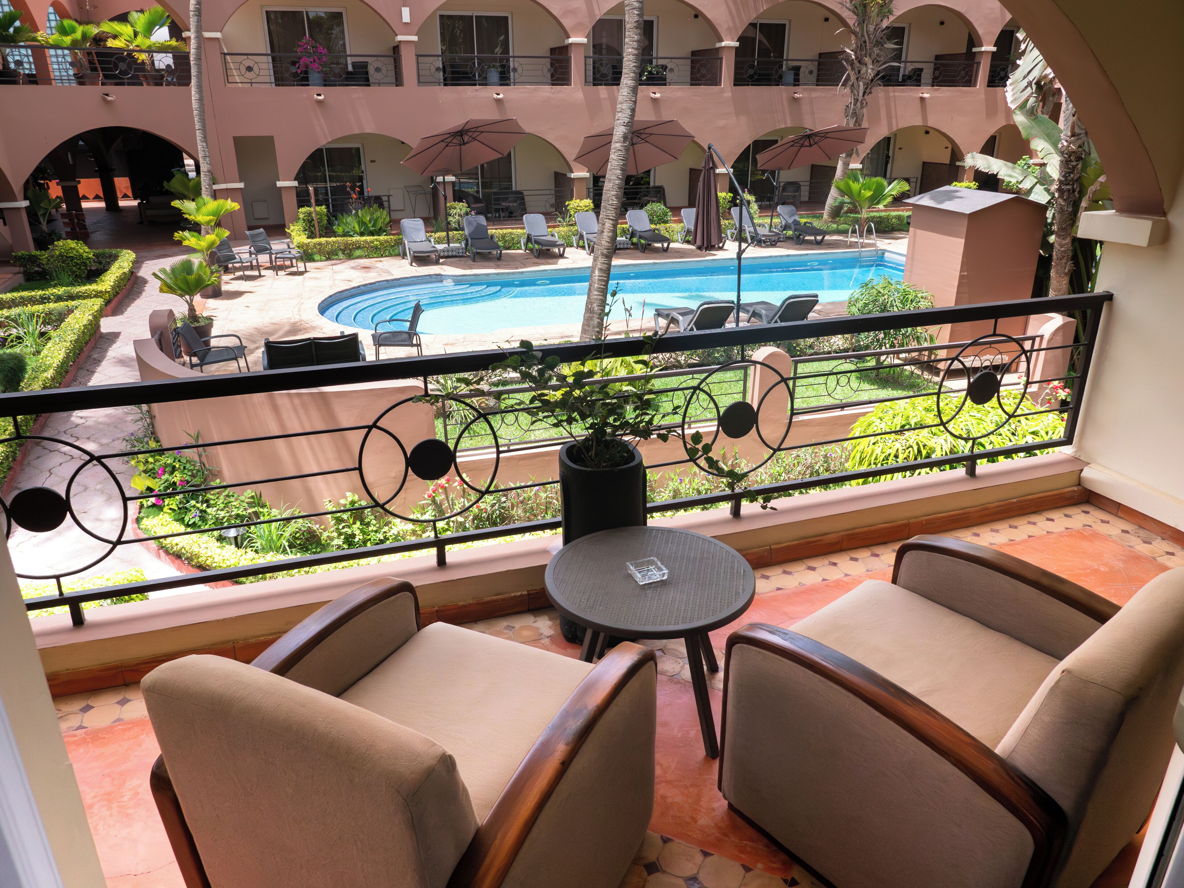 Suite | Bathroom | Shower, free toiletries, towels