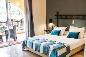 Superior-Doppelzimmer, 1 Schlafzimmer, Gartenblick | Wohnbereich | Plasmafernseher, Kamin