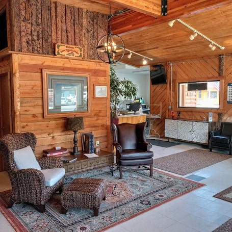 Sala de estar en el lobby. Lone Eagle Lodge