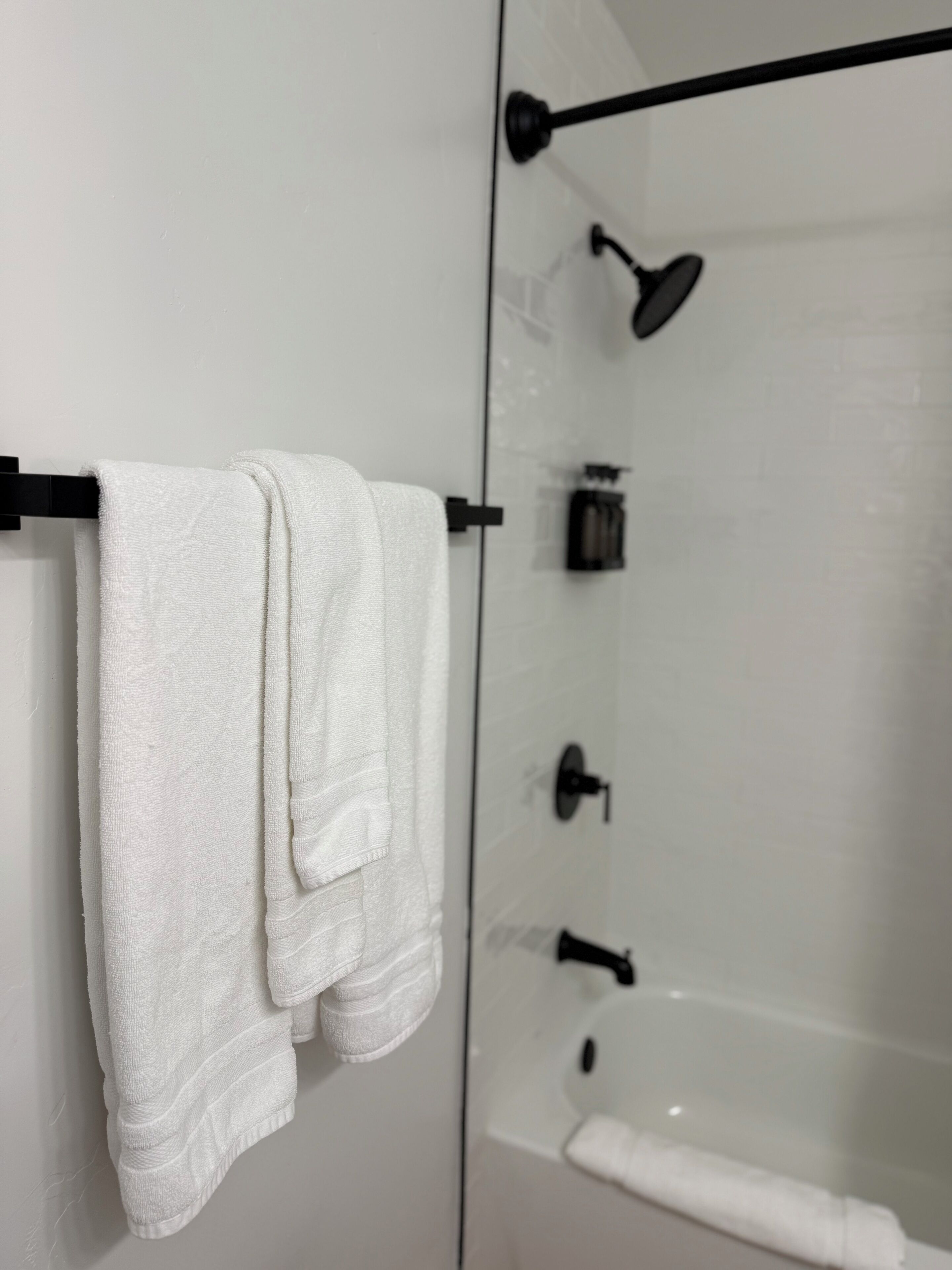 Habitación Deluxe | Baño | Amenidades de baño gratuitas, secadora de cabello, toallas 