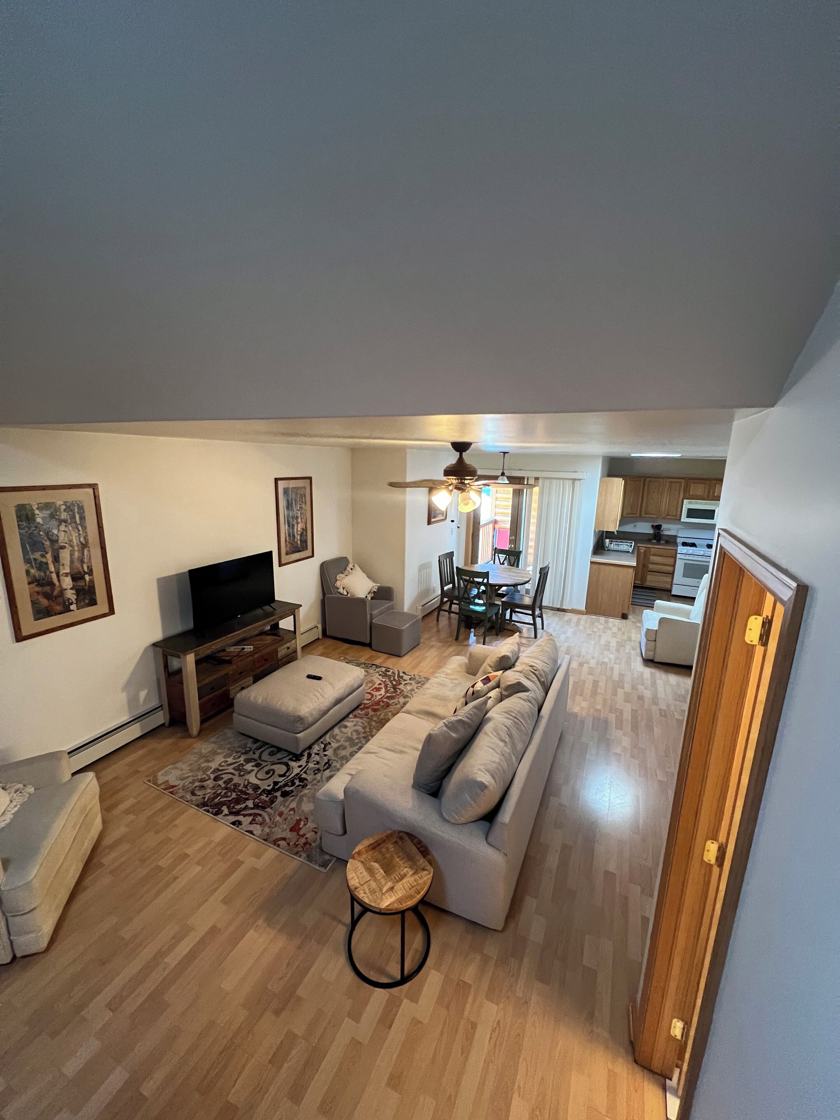 exclusive apartment, 2 bedrooms, non smoking, mountain view | living area | 32-inch flat-screen tv with cable channels, tv