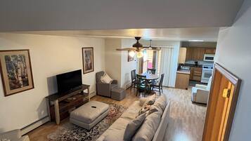 Leilighet – exclusive, 2 soverom, ikke-røyk, fjellutsikt | Oppholdsområde | En 32-tommers Flatskjerm-TV med kabel-kanaler samt TV