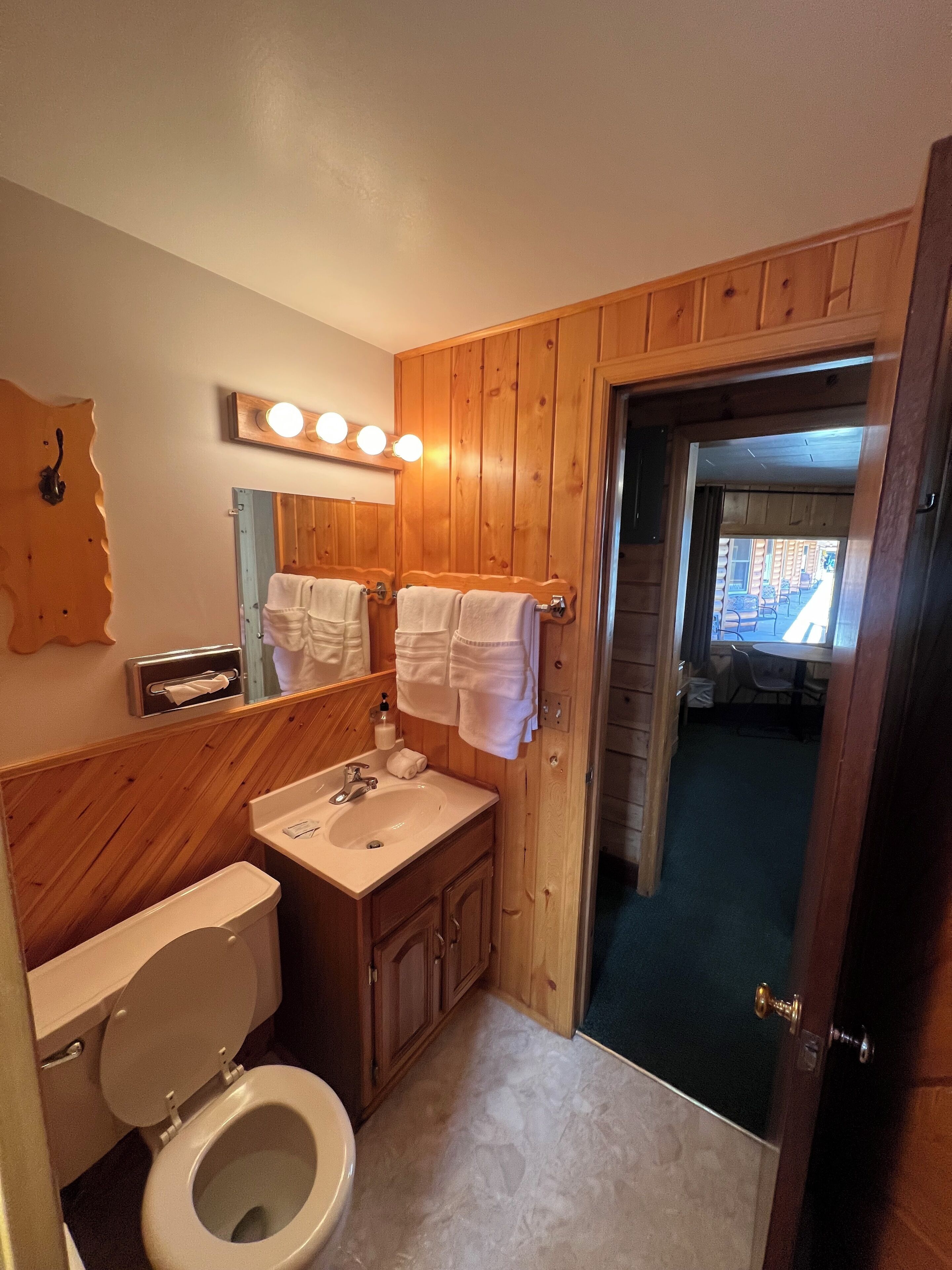 standard room, 1 queen bed, non smoking | bathroom | free toiletries, hair dryer, towels
