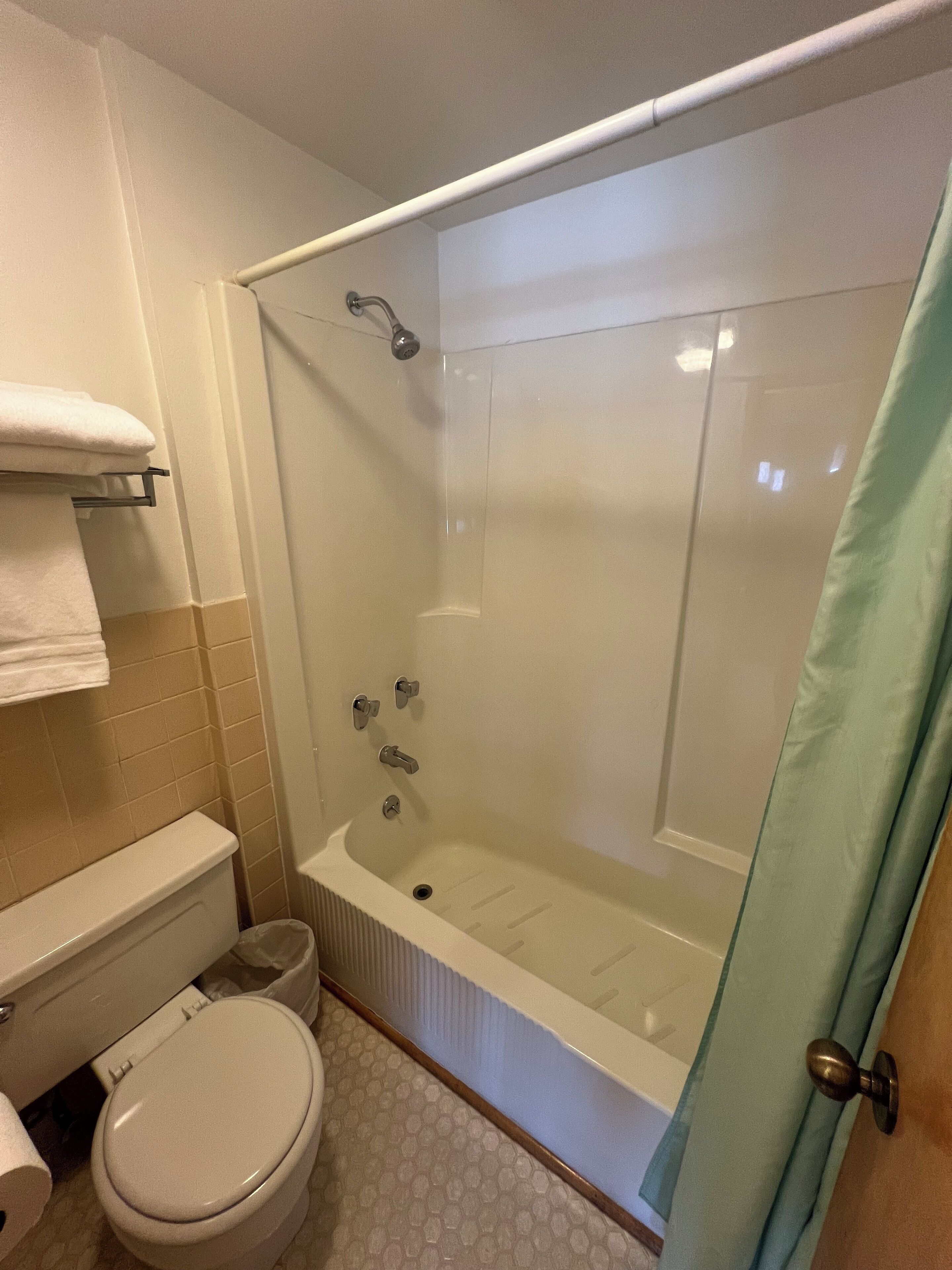 Un bagno con doccia vetrata, un water e un lavandino.