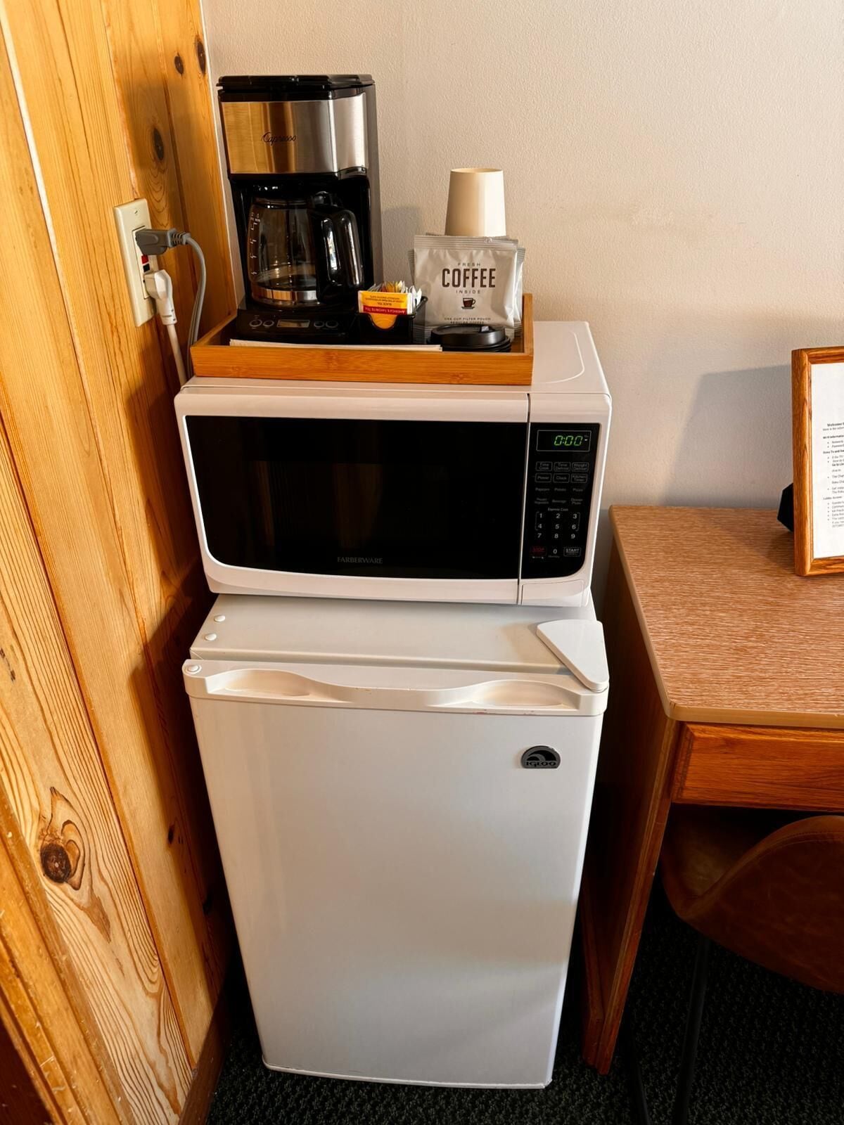 32-inch flat-screen tv with cable channels, tv