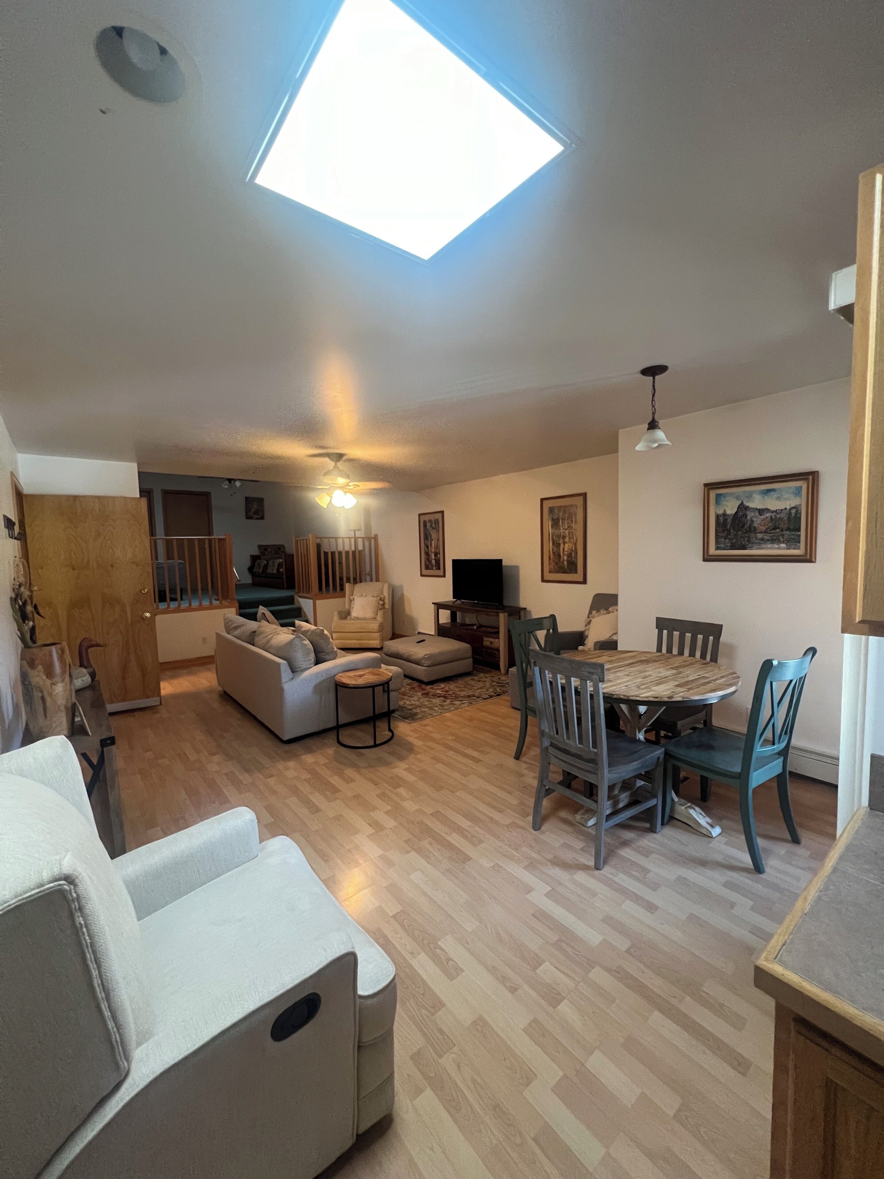 Departamento exclusivo, 2 habitaciones, para no fumadores, vista a la montaña | Área de sala de estar | Televisión de pantalla plana de 32 pulgadas con canales por cable 