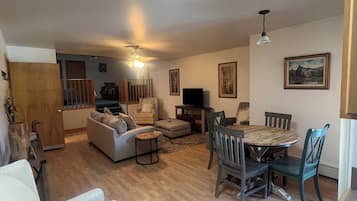 Departamento exclusivo, 2 habitaciones, para no fumadores, vista a la montaña | Área de sala de estar | Televisión de pantalla plana de 32 pulgadas con canales por cable