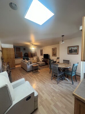 Exclusive-Apartment, 2 Schlafzimmer, Nichtraucher, Bergblick | Wohnbereich | 32-Zoll-Flachbildfernseher mit Kabelempfang, Fernseher