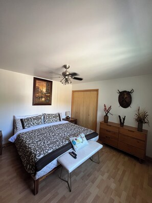 Exclusive-Apartment, 2 Schlafzimmer, Nichtraucher, Bergblick | Verdunkelungsvorhänge, Bügeleisen/Bügelbrett, kostenloses WLAN