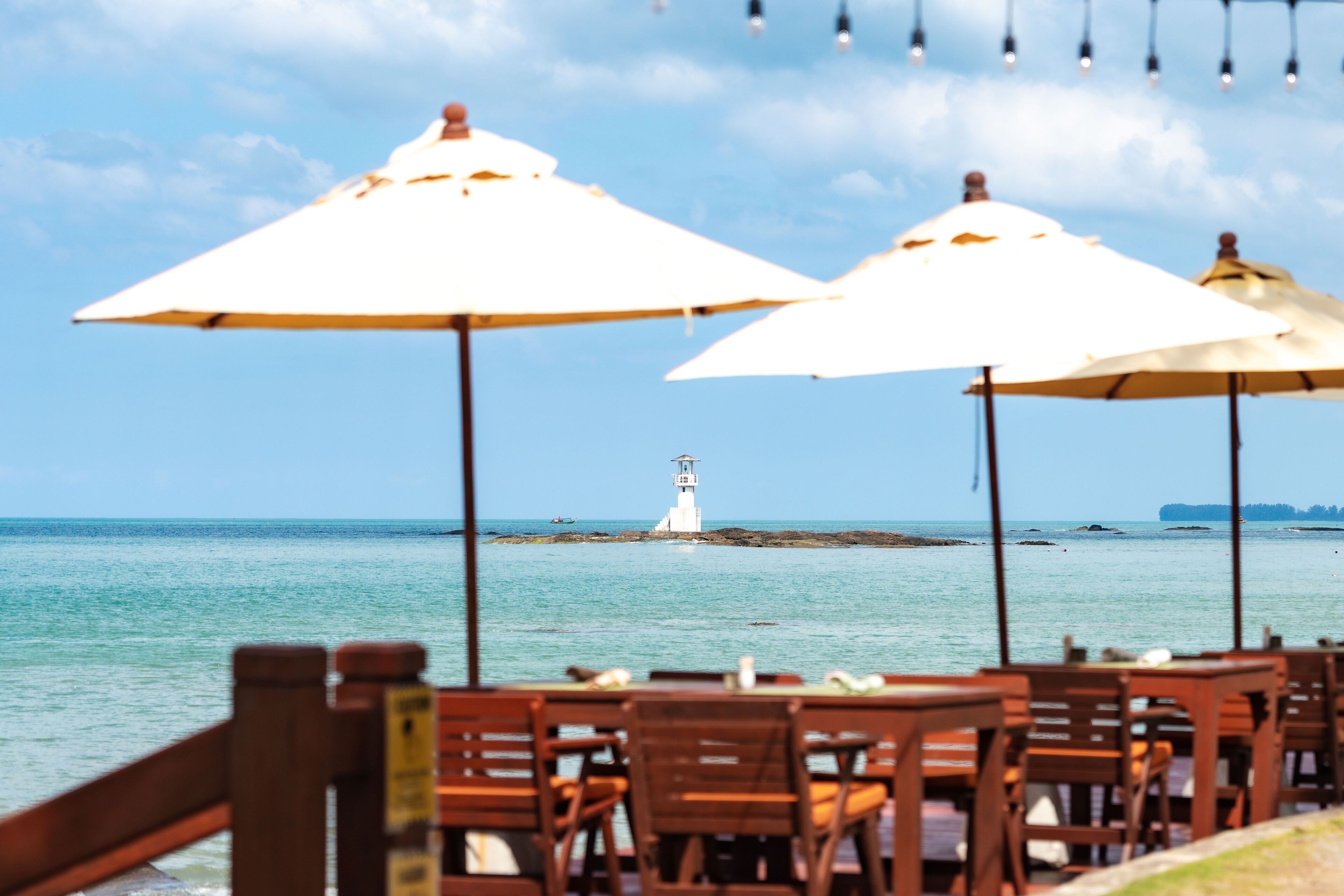 2 restaurants, breakfast, lunch, dinner served; international cuisine