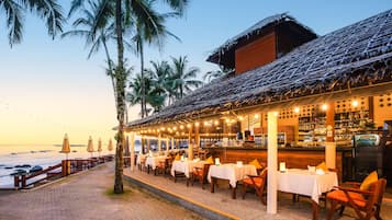 2 restaurantes; se sirven desayunos, almuerzos y cocina internacional