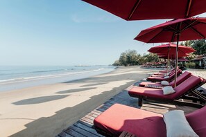 Privat strand, solstolar, strandhanddukar och strandbarer