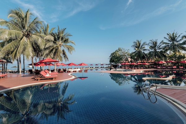 2 piscinas externas, funciona das 7h às 19h, guarda-sóis