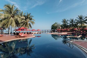 2 buitenzwembaden, parasols bij het zwembad en ligstoelen