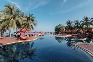 2 室外游泳池，07:00 至 19:00 开放，池畔遮阳伞，日光浴躺椅