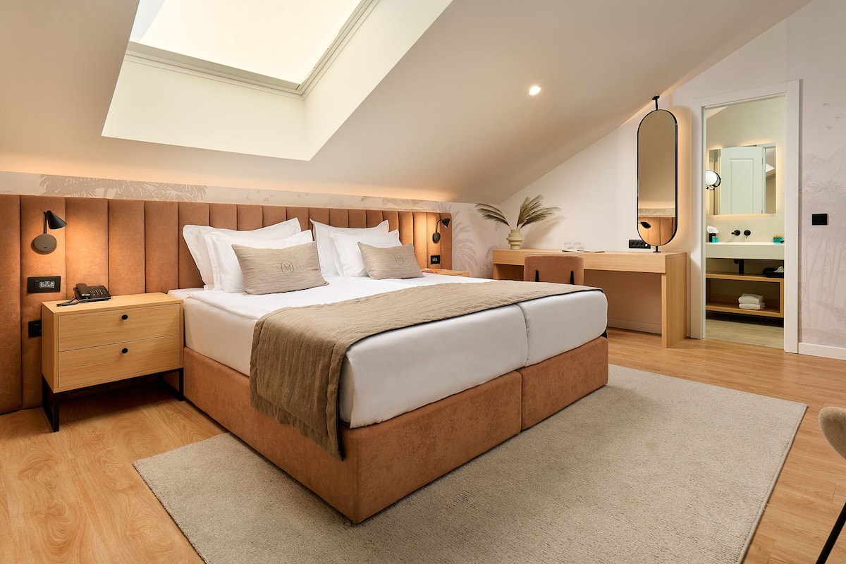 Deluxe Room | 1 bedroom, premium bedding, Select Comfort beds, minibar