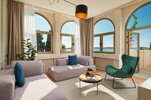 Suíte luxo, terraço, vista para o mar (Smart Lobby Suite) | Área de estar | TV LCD 55 polegadas com canais via satélite, TV, pisos aquecidos