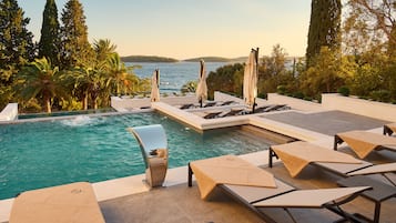 Piscine couverte, 2 piscines extérieures, parasols de plage