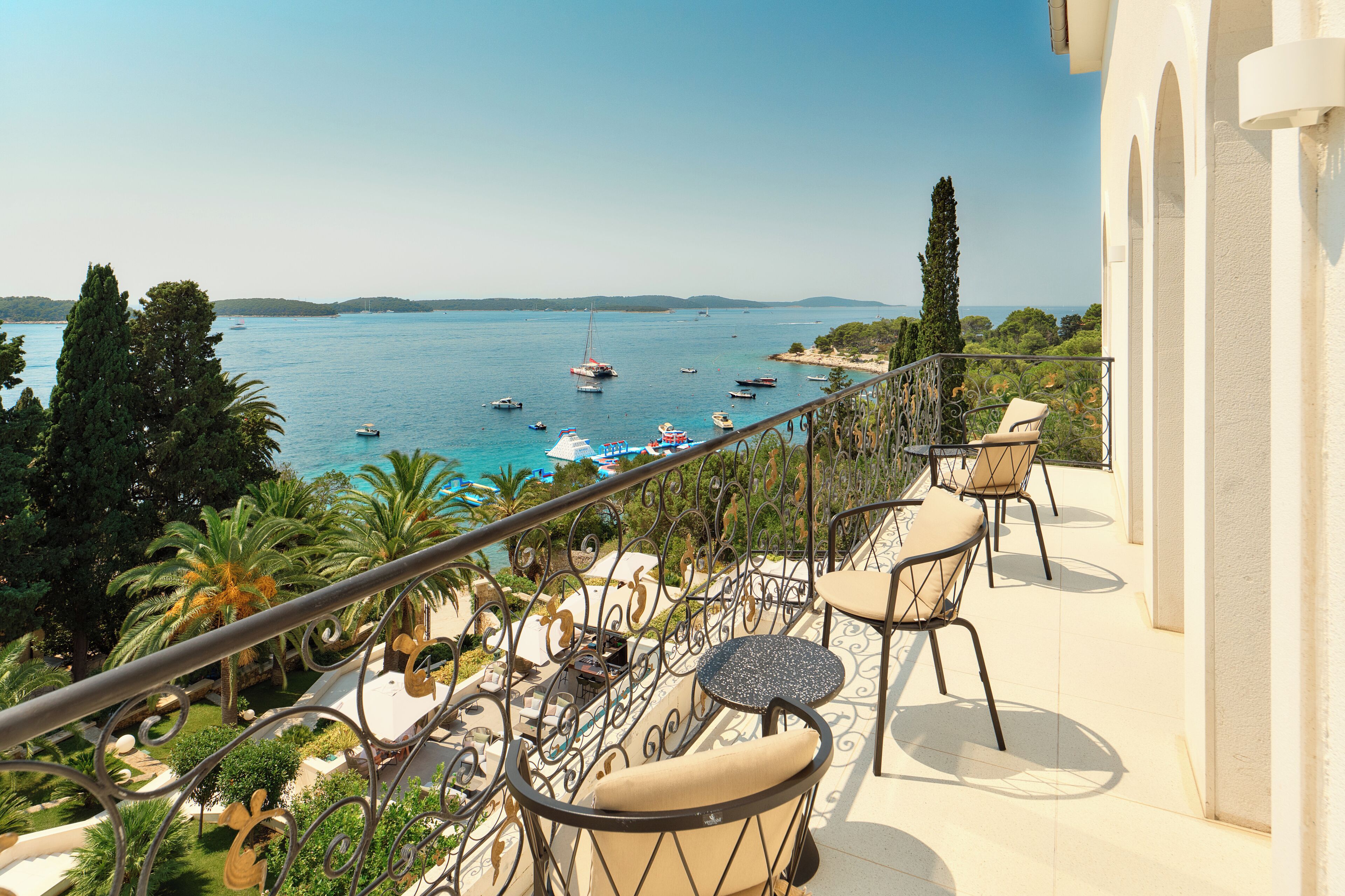 Bộ đồ giường cao cấp, nệm Select Comfort, minibar 