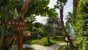 A garden pathway leading to a sign that reads "Rooms Beach." - Hotel Villamare (Syracuse)