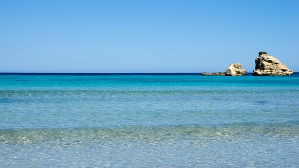 A clear view of a beach with rocky formations in the water. - Hotel Villamare (Syracuse)