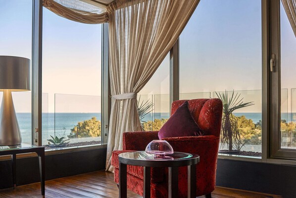 高档床上用品、迷你吧、客房内保险箱、办公桌