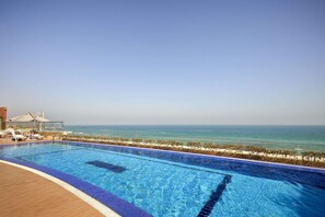 季节性开放的室外游泳池,08:00 至 22:00 开放,池畔遮阳伞,日光浴躺椅