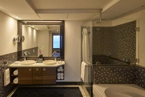 Spring water bathtub, rainfall showerhead, free toiletries, hair dryer - Safir Fintas Kuwait Hotel (Fintas)