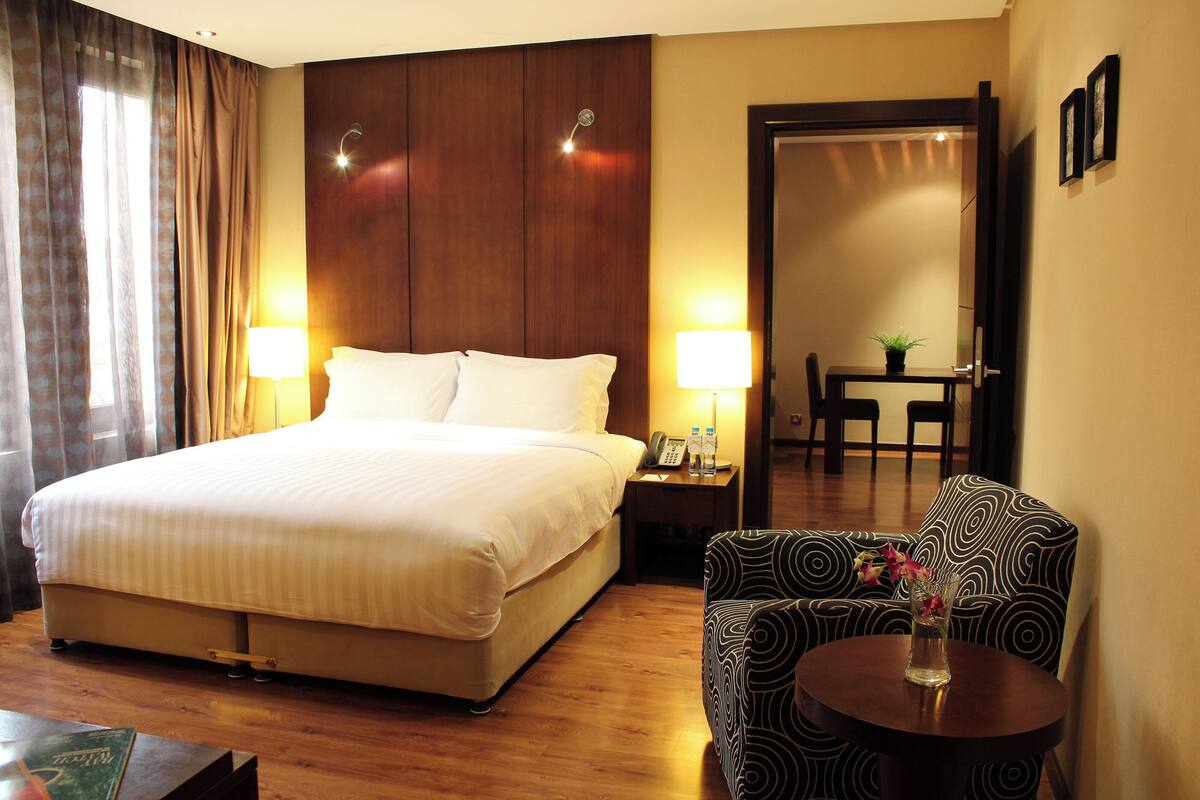 Premium bedding, minibar, in-room safe, desk