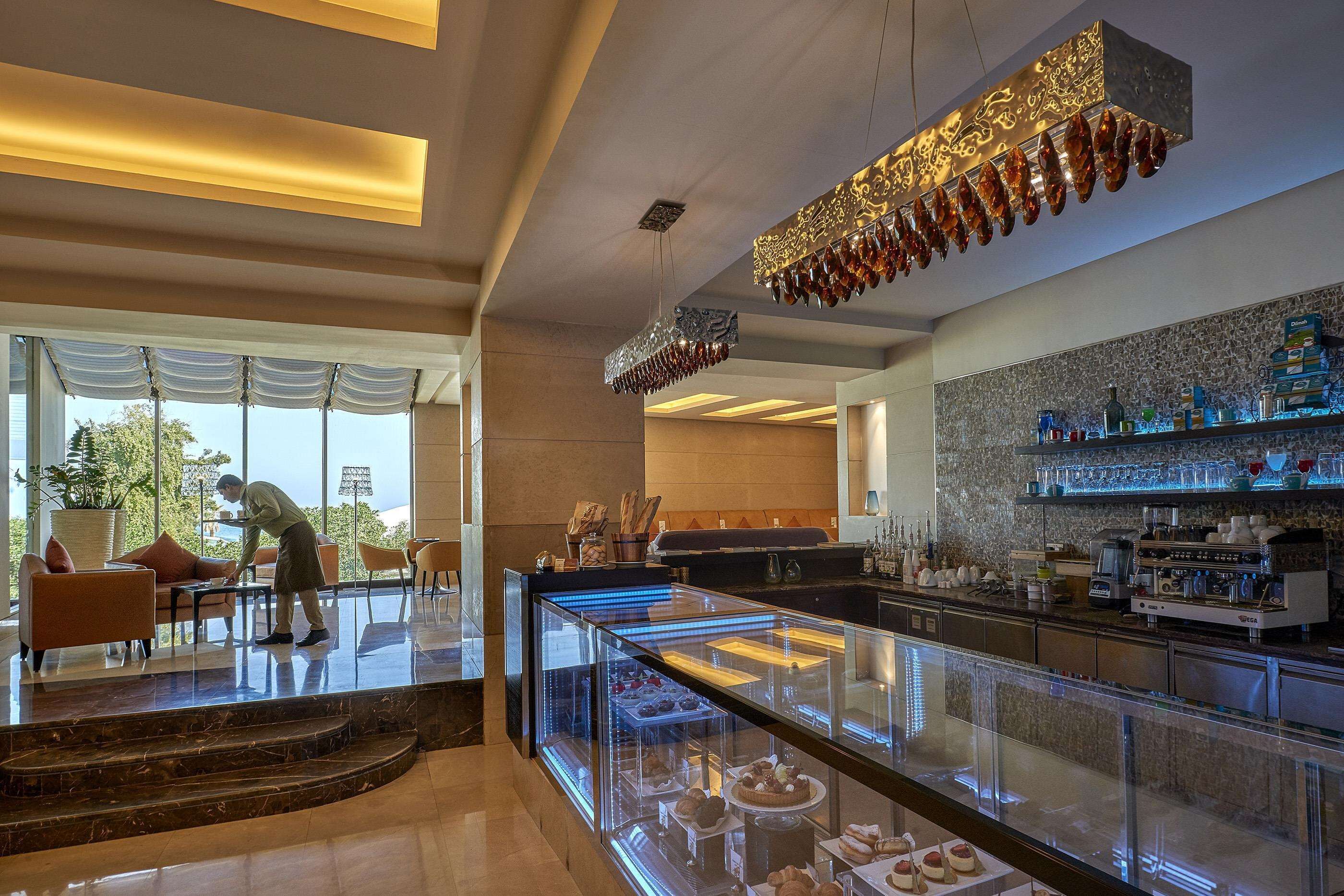 2 restaurants, breakfast, lunch, dinner served; international cuisine