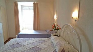 Triple Room, Shared Bathroom (with Shower) | Blackout drapes, rollaway beds (surcharge), WiFi (free) - Alojamento Local Santo Tirso (Lisbon)