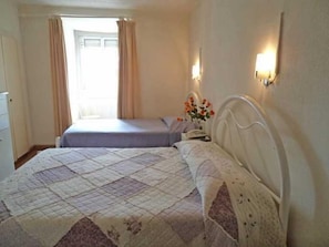 Triple Room, Shared Bathroom (with Shower) | Blackout drapes, rollaway beds, free WiFi - Alojamento Local Santo Tirso (Lisbon)