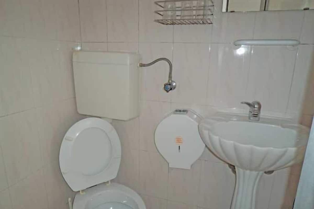 Habitación doble, baño privado | Cortinas blackout, camas extra y wifi gratis