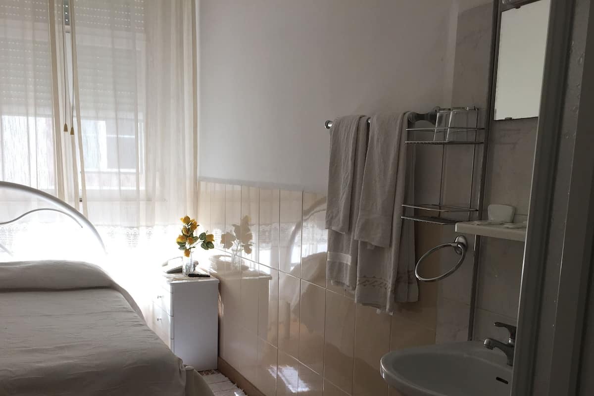 Habitación doble (with Shower) | Cortinas blackout, camas extra y wifi gratis