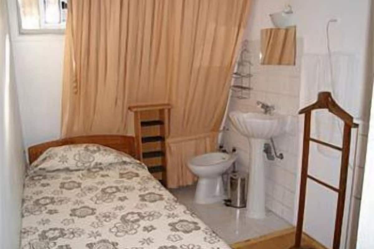 Habitación individual, baño compartido | Cortinas blackout, camas extra y wifi gratis