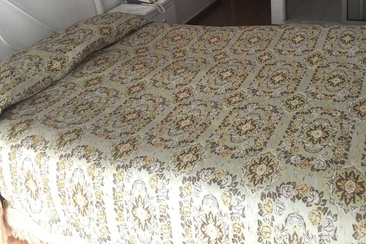 Cortinas blackout, camas extra y wifi gratis