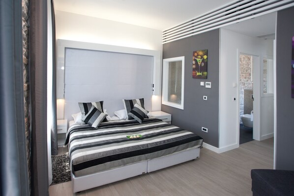 ملاءات للفراش لا تسبب الحساسية وميني بار وخزنة داخل الغرفة