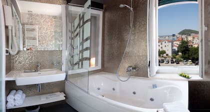 Authentic Luxury Rooms