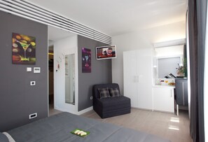 Flat-screen TV - Authentic Luxury Rooms (Split)