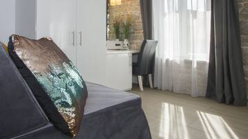 Deluxe Double or Twin Room, Jetted Tub, Sea View (Annex) | Ropa de cama hipoalergénica y minibar