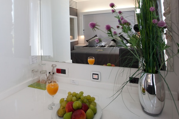 Seprai antialergi, minibar, brankas, dan didekorasi berbeda-beda