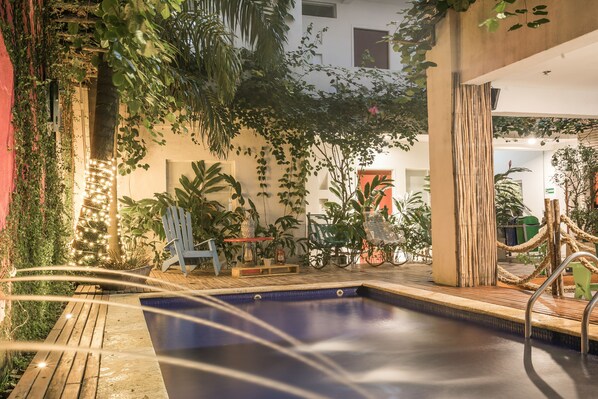 Piscine couverte, piscine extérieure, chaises longues