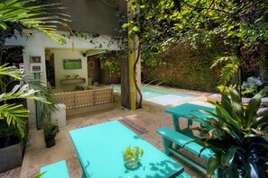 Innenpool, Außenpool, geöffnet von 09:30 Uhr bis 20:30 Uhr, Liegestühle