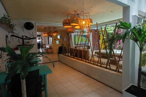 Alberca techada, alberca al aire libre y camastros