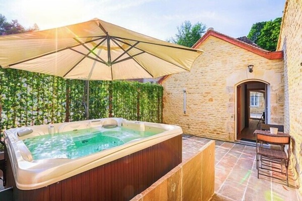 Tina de hidromasaje al aire libre