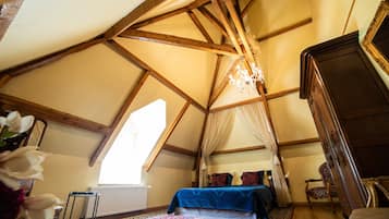 Suite | Minibar, blackout drapes, soundproofing, free WiFi